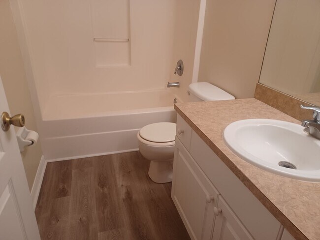 Foto del edificio - 3/2 with laminate flooring throughout