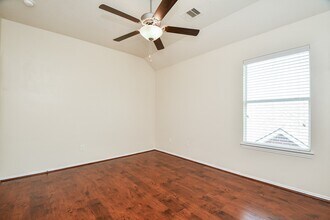 Building Photo - 5327 Laura Lee Ln