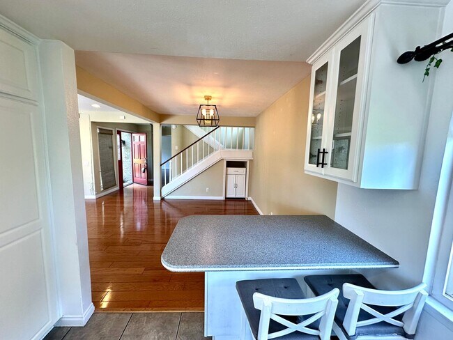 Building Photo - Beautiful and Spacious 4 bedroom, 3 bath h...