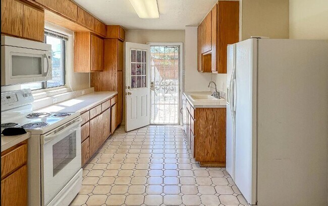 Foto del edificio - 3BR 2 BA house with Large Yard in NE Heights