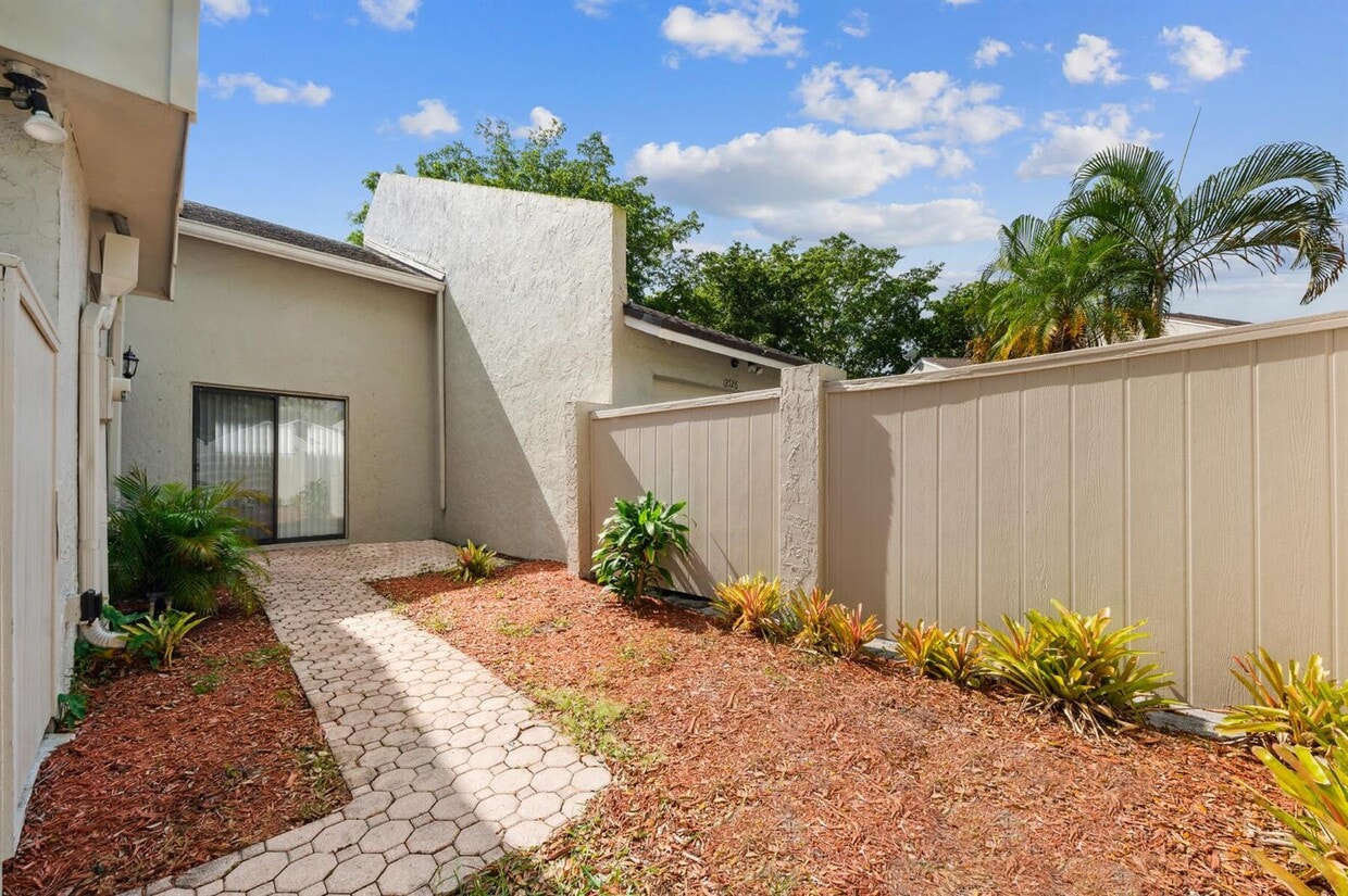 Primary Photo - 12720 Spinnaker Ln