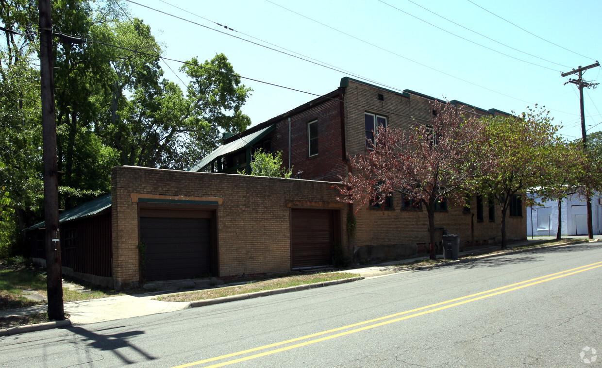Building Photo - 201 Pleasant St
