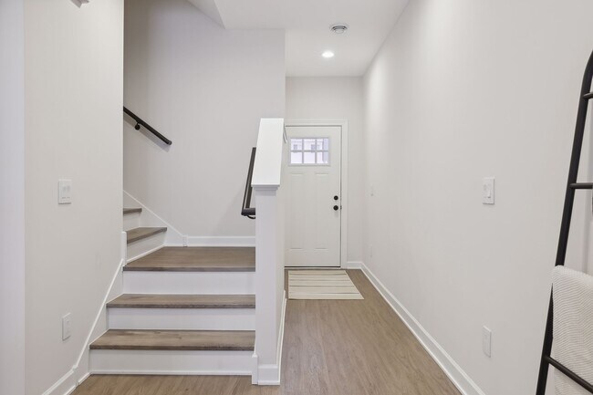 Building Photo - 814 Dailey Pl