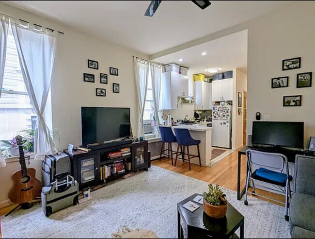 Foto del edificio - LARGE 1BR ON ELEVATOR BUILDING W/ JUMBO CL...