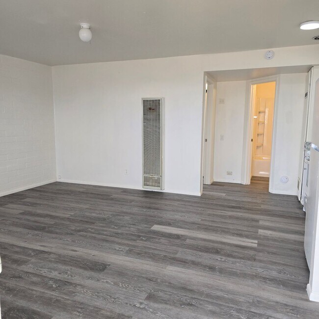 Foto del edificio - Remodeled and Fresh! One Bedroom Apartment with utilities included
