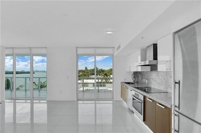 Foto del edificio - 720 NE 62nd St