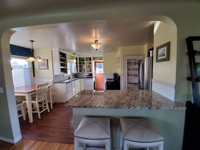 Building Photo - Manette Waterview 3bd 2.75 bath with 2 BON...
