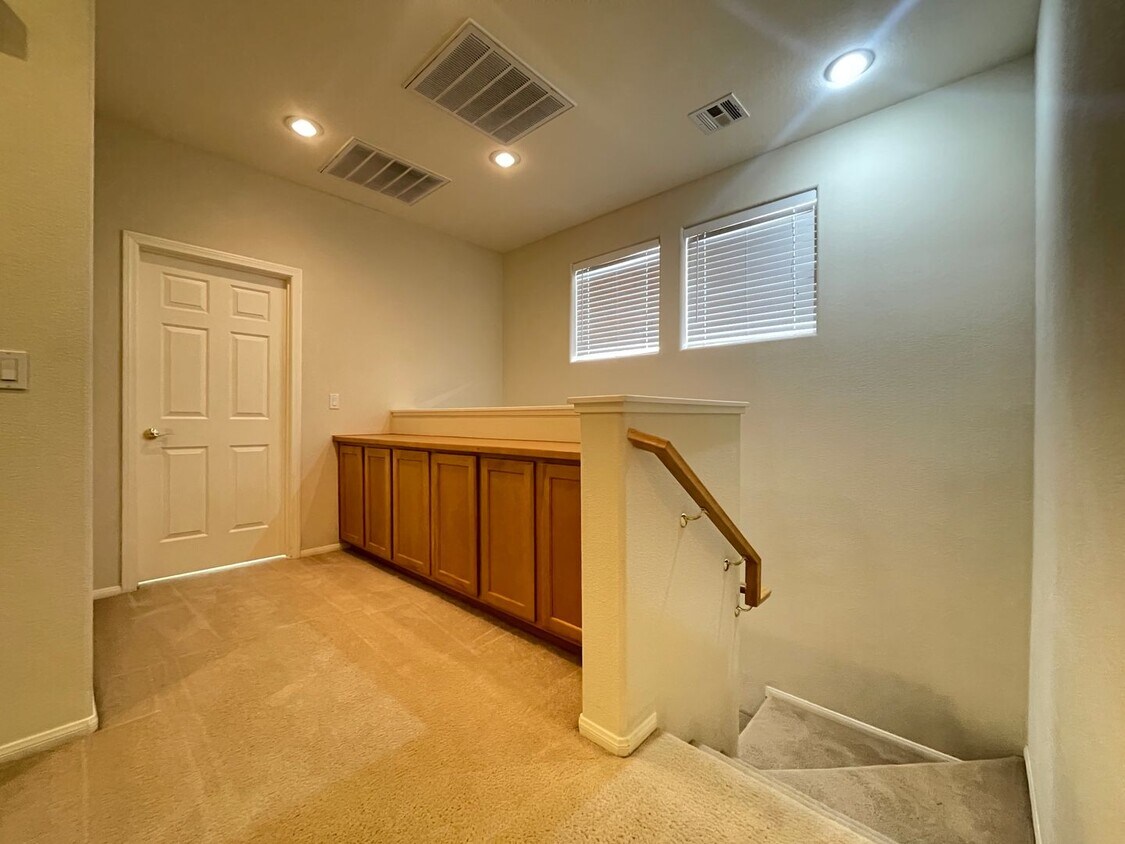Foto principal - 3 Bedroom 2 1/2 Bath Home - Kitchen w/Gran...
