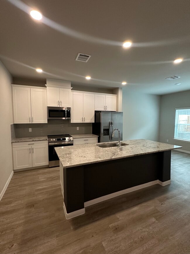 Building Photo - 27022 Dove Dr