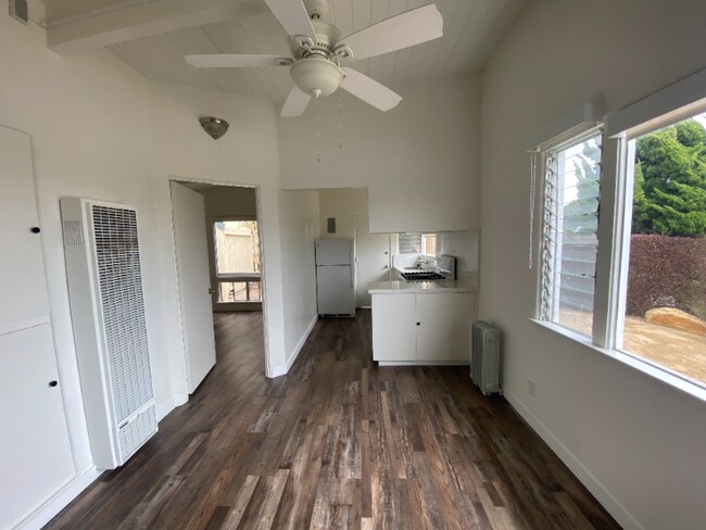 Foto del edificio - 3313 Foothill Rd