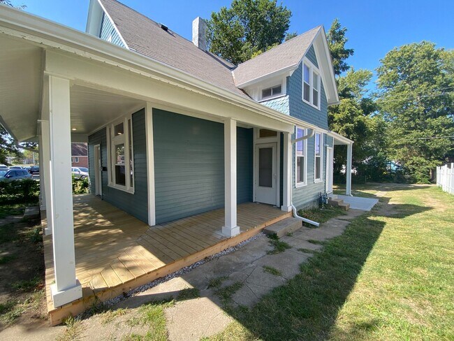Building Photo - Fully Remodeled House! 4Bed 2Bath