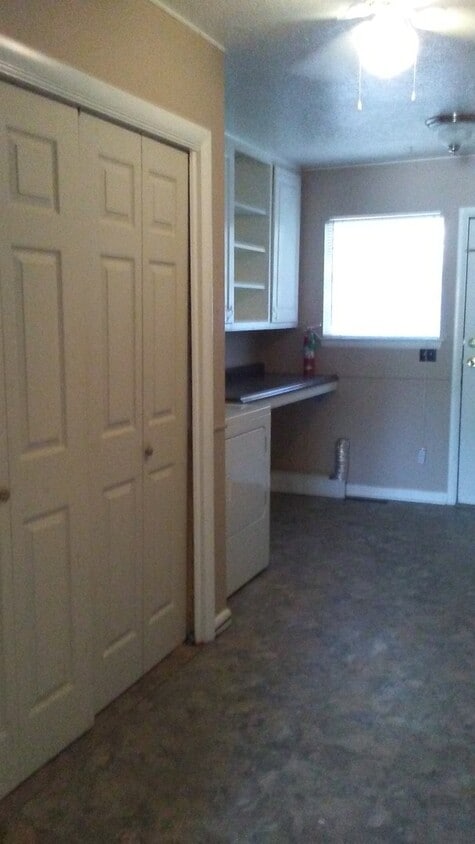 Primary Photo - Spacious 2 bed, 1.5 bath duplex right on O...