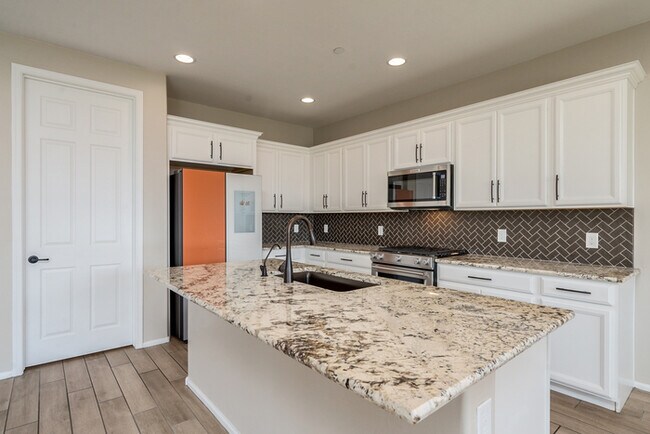 Foto del edificio - Stunning 2 Story with 4-Bedroom, 2.5-Bath ...