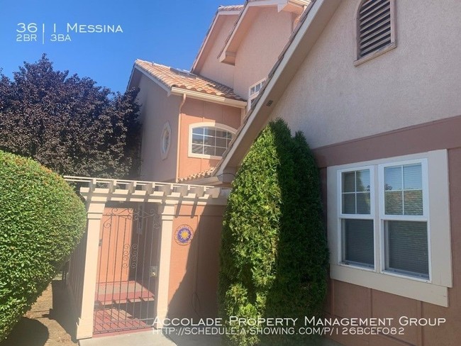 Building Photo - Pristine Townhome in Gated Community