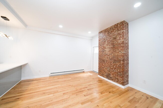 Building Photo - 623 Bramhall Ave