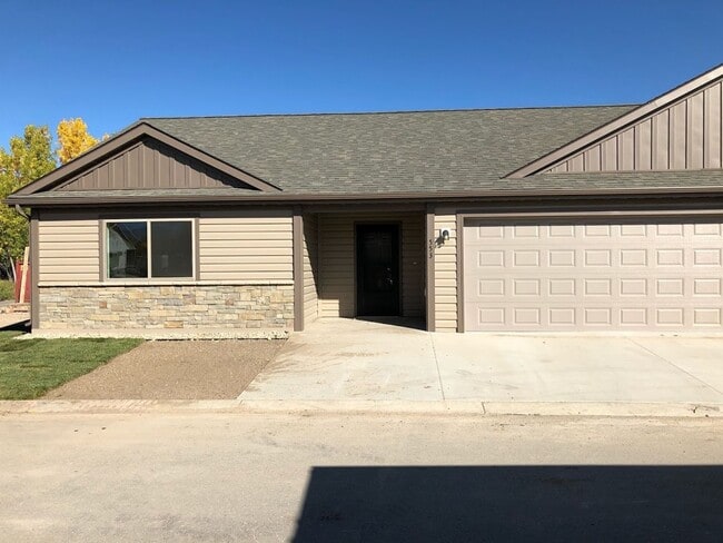 Building Photo - 2 BED/2 BATH/ 2 CAR GARAGE