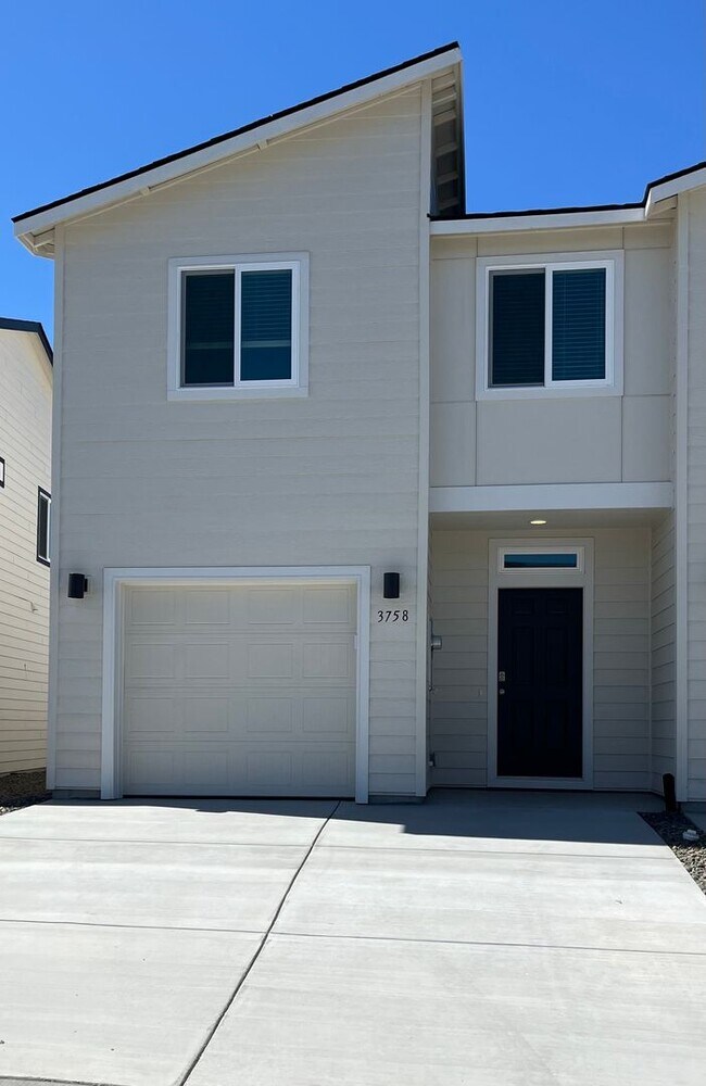 Foto del edificio - Corner Townhome!