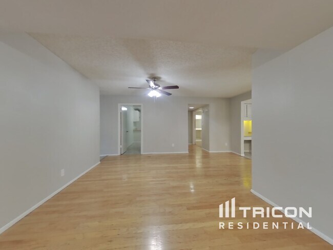 Foto del edificio - 4922 W Hatcher Rd