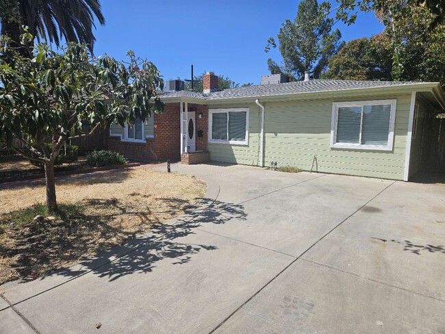 Building Photo - 1739 La Jolla Dr