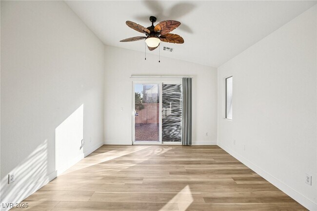 Foto del edificio - 6027 Riflecrest Ave