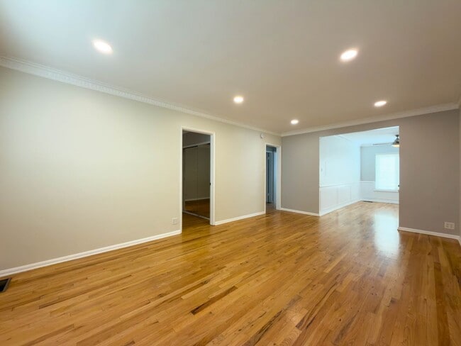 Building Photo - 10428 Riverside Dr