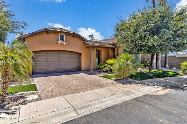 Building Photo - 5 BEDROOM 3 BATH HIGH END CHANDLER HOME WI...