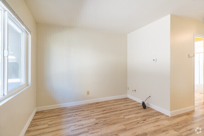 Estudio - 912 - 914 Delbert Way