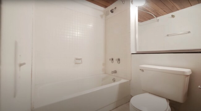 Bathroom - 1400 N Wells St