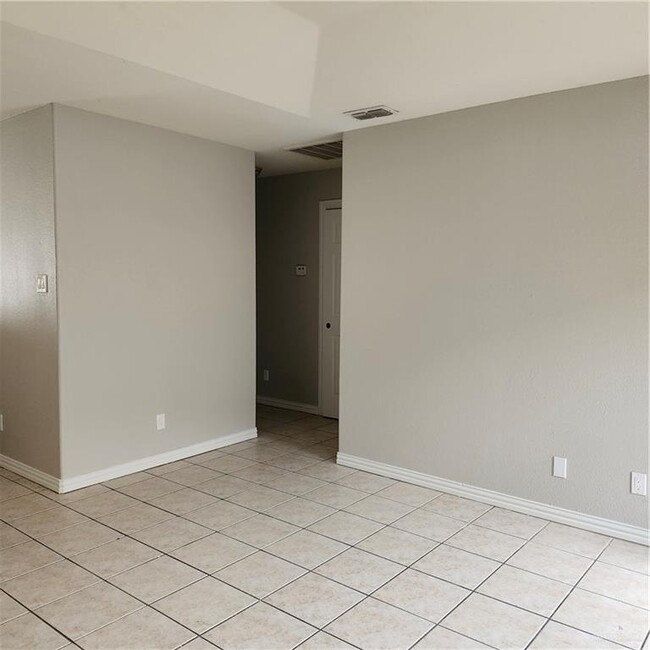 Building Photo - 1501 W Carmen Ave