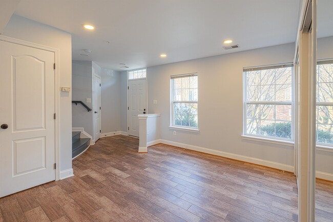Building Photo - 904 Crestfield Dr