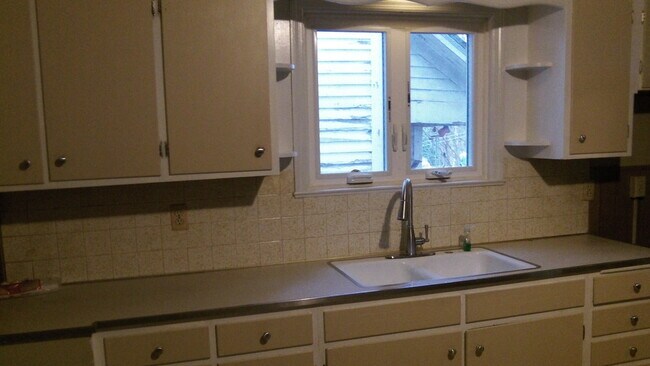 Building Photo - 1633 Capouse Ave