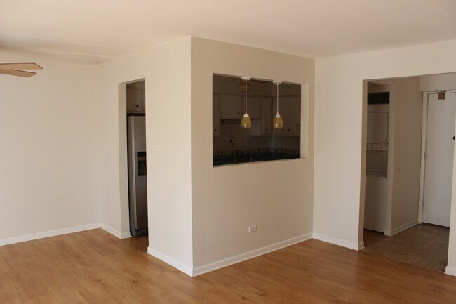 Foto del edificio - 6443 Clarendon Hills Rd