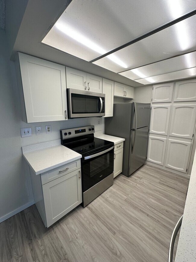Building Photo - Newly Renovated 3 BD / 2 BA Townhome in Pearl City!