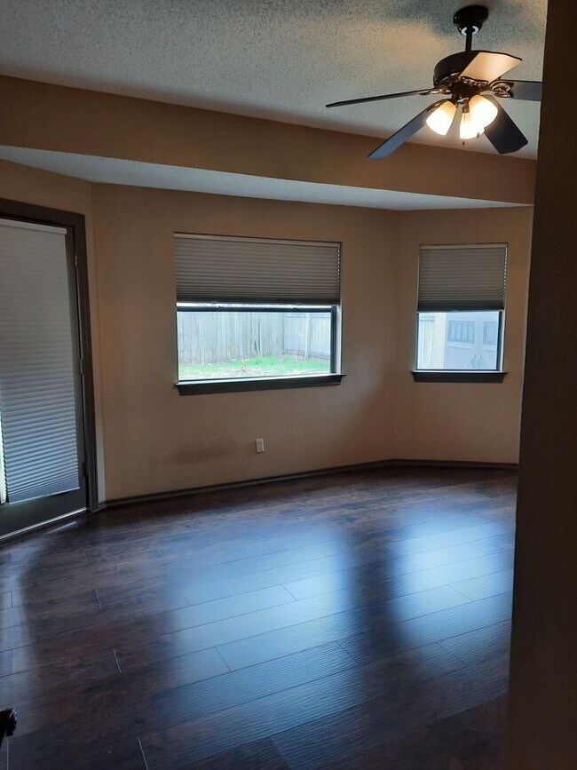 Foto del edificio - Solar-Powered Pflugerville Property - Lots Of Room and Backyard Living