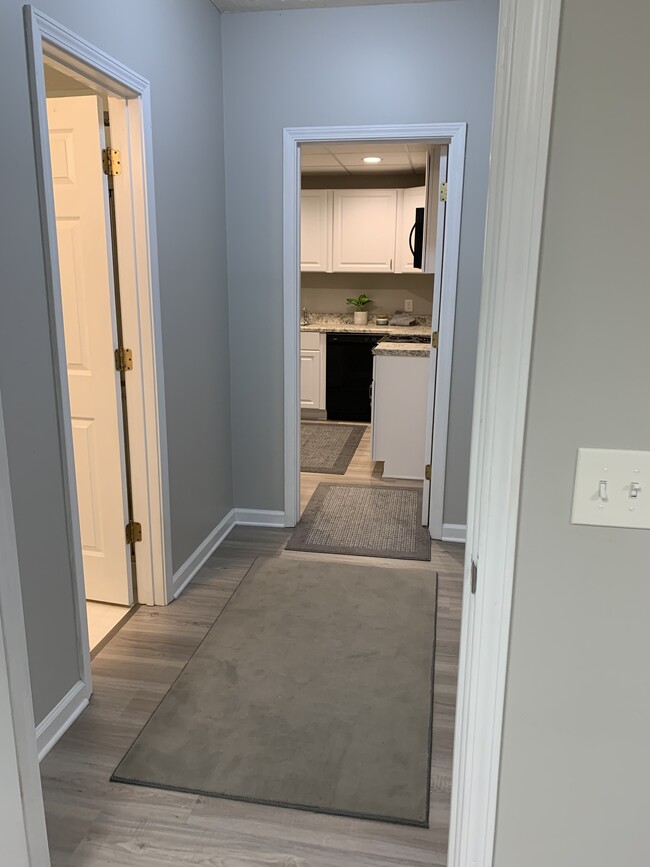 Hall to full bath on left & full kitchen - 5940 Woodberry Walk