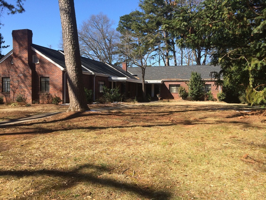2128 Selwyn Avenue Apartments in Charlotte, NC