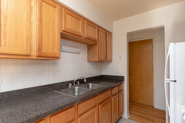 Building Photo - 535 W Aldine Ave