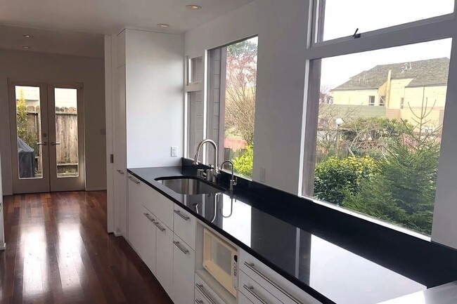 Tranquil & Spacious 2 BR/Den/ 1 BA Condo in the Central Richmond District - Tranquil & Spacious 2 BR/Den/ 1 BA Condo in the Central Richmond District