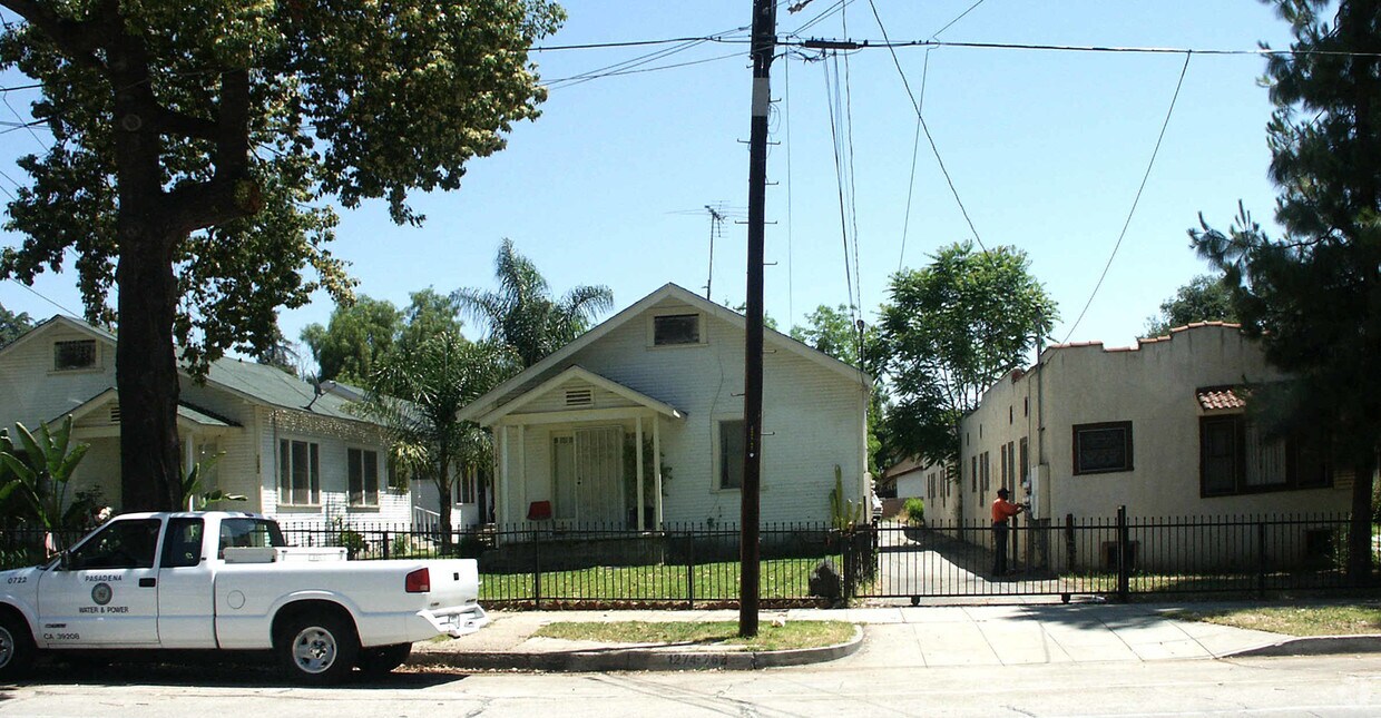 Primary Photo - 1262-1282 N Raymond Ave