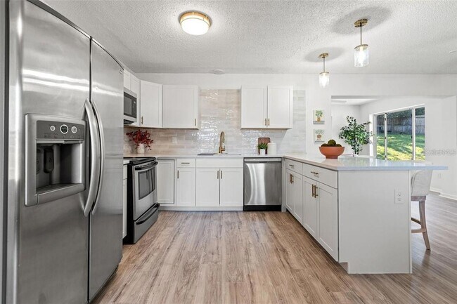 Foto del edificio - 7370 Holiday Dr