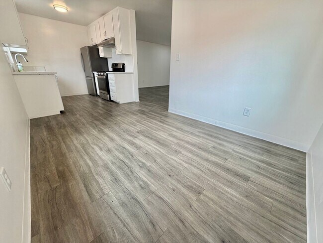 Foto del edificio - Spacious 2BD with Private Laundry Room, Garage Parking & Private Entrance