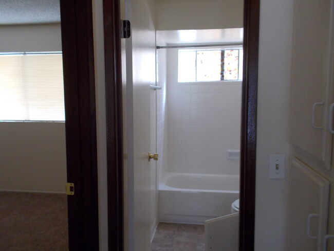 Building Photo - 4544 Winona Ave