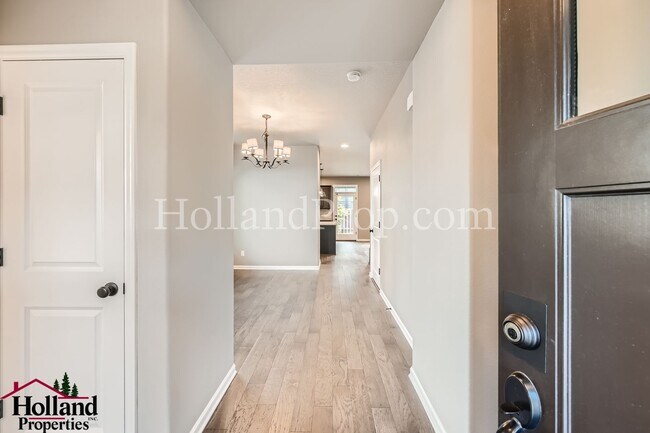 Foto del edificio - Stunning 3-Bedroom Home with Bonus Rooms, ...