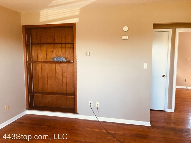 Building Photo - 800 N Easter Ln