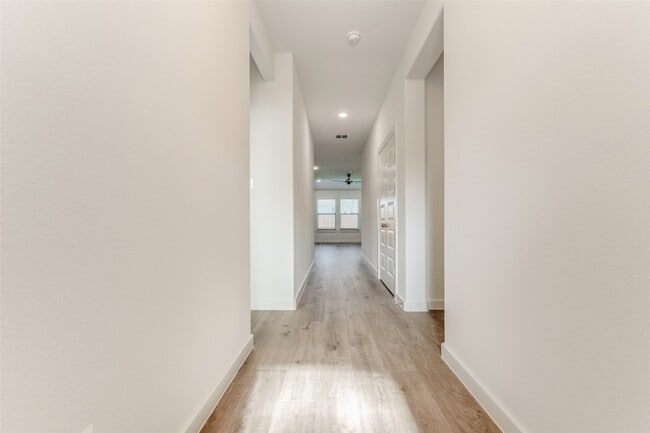 Building Photo - 4908 Pebblewood Dr