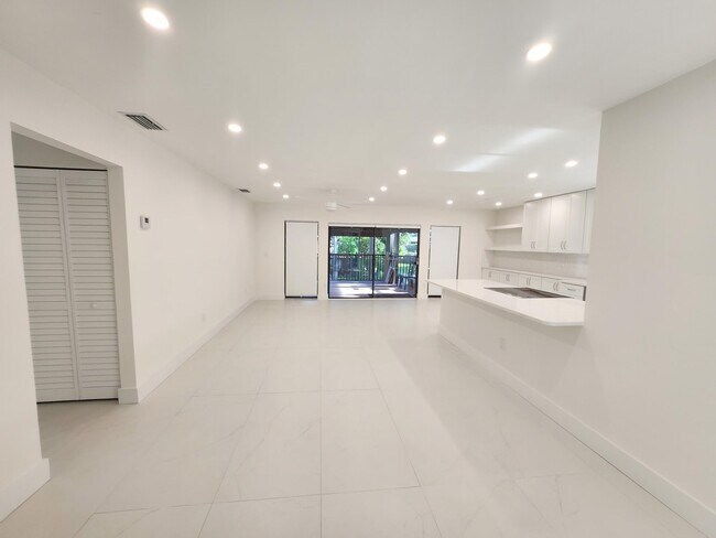 Building Photo - 30 Pelican Pointe Dr