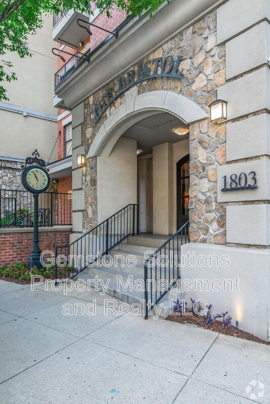 Building Photo - 1803 Broadway