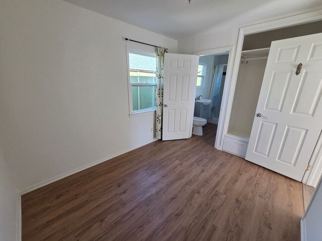 Foto del edificio - 1+1 Ventura Avenue, super cute 1+1 in rear duplex w/ yard