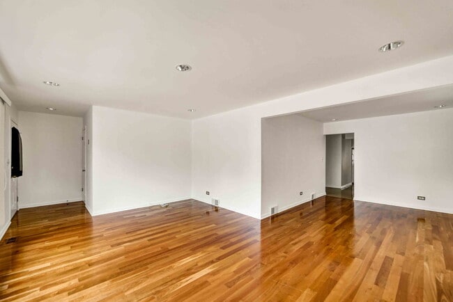 Building Photo - 2725 N Oak Park Ave