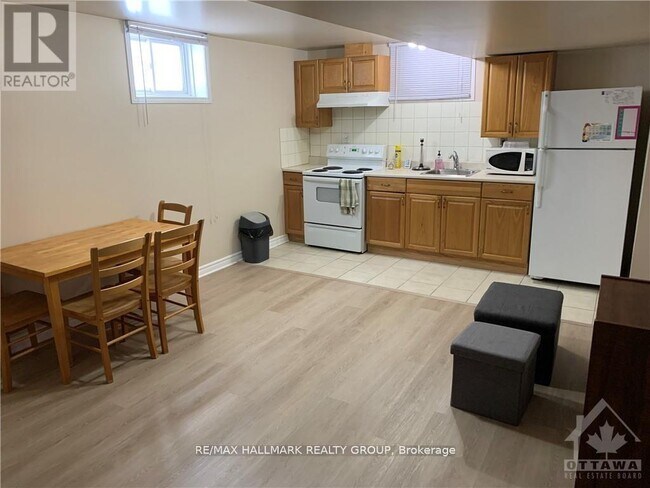 Photo du bâtiment - 1721 Queensdale Ave